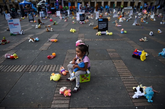 Ratusan boneka di Kolombia demo tuntut penganiayaan anak
