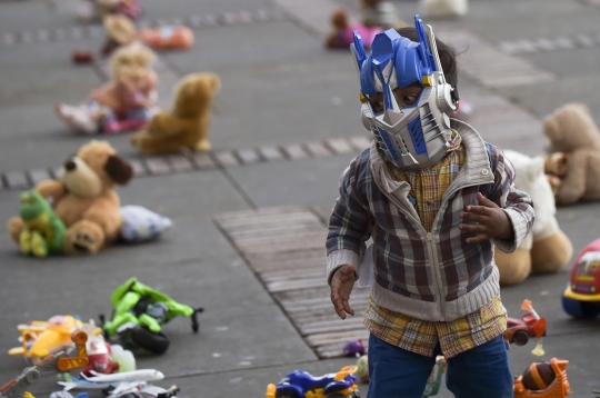 Ratusan boneka di Kolombia demo tuntut penganiayaan anak