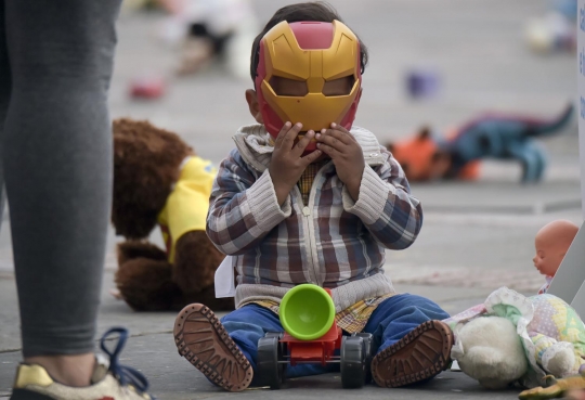 Ratusan boneka di Kolombia demo tuntut penganiayaan anak