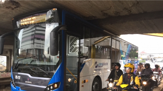 Bus Transjakarta tabrak tiang pembatas ketinggian jembatan di Jatinegara