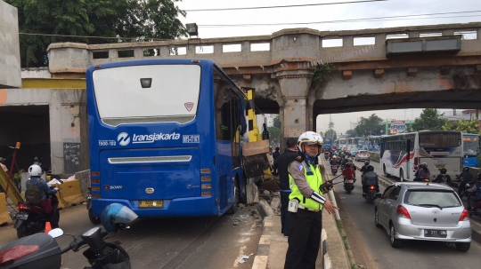 Bus Transjakarta tabrak tiang pembatas ketinggian jembatan di Jatinegara