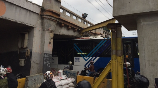 Bus Transjakarta tabrak tiang pembatas ketinggian jembatan di Jatinegara