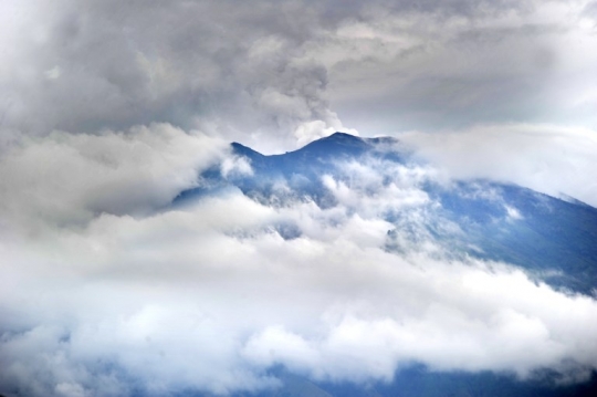 Penampakan terkini aktivitas erupsi Gunung Agung