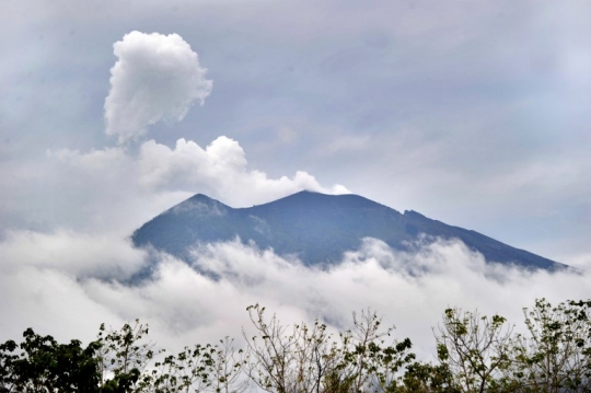 Penampakan terkini aktivitas erupsi Gunung Agung