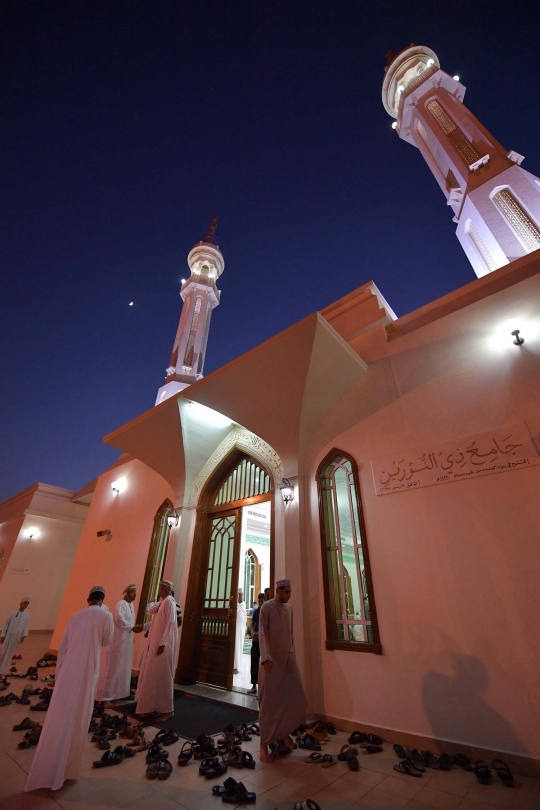 Melawat ke masjid Dhu Al-Nurayn, tempat Sunni, Syiah, dan Ibadi berbaur