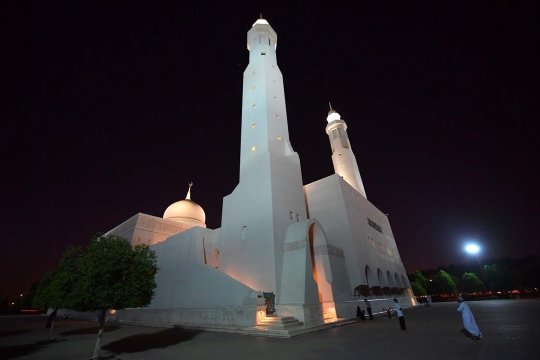 Melawat ke masjid Dhu Al-Nurayn, tempat Sunni, Syiah, dan Ibadi berbaur