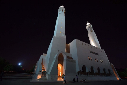 Melawat ke masjid Dhu Al-Nurayn, tempat Sunni, Syiah, dan Ibadi berbaur