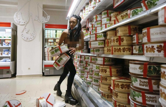 Hari Black Friday, Femen mengamuk bikin kekacauan di toko permen