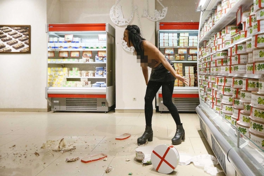 Hari Black Friday, Femen mengamuk bikin kekacauan di toko permen