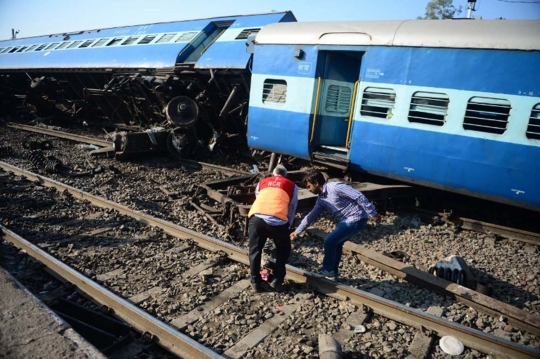 Kerusakan parah kereta ekspres di India usai 13 gerbong anjlok