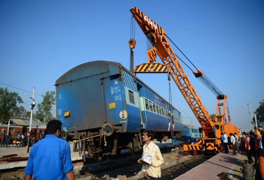 Kerusakan parah kereta ekspres di India usai 13 gerbong anjlok