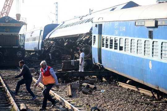 Kerusakan parah kereta ekspres di India usai 13 gerbong anjlok