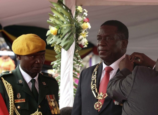 Semringah Emmerson Mnangagwa jadi presiden baru Zimbabwe