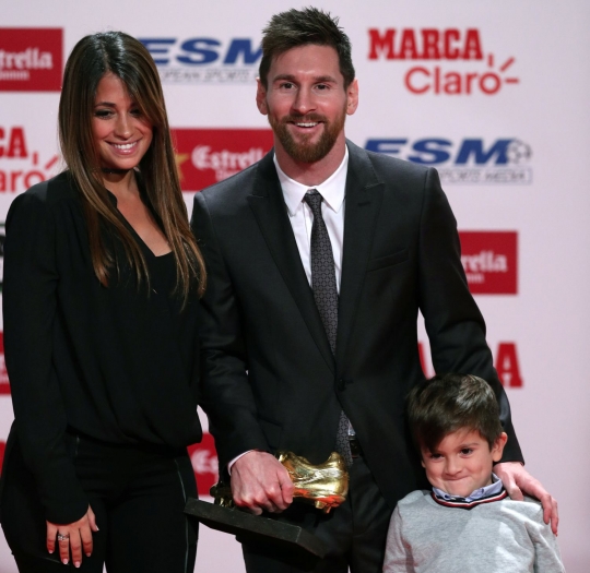 Didampingi istri cantiknya, Messi raih penghargaan sepatu emas keempat