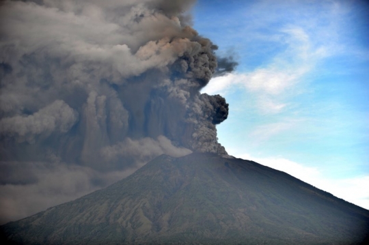 Penampakan Gunung Agung semburkan abu setinggi 1.500 meter