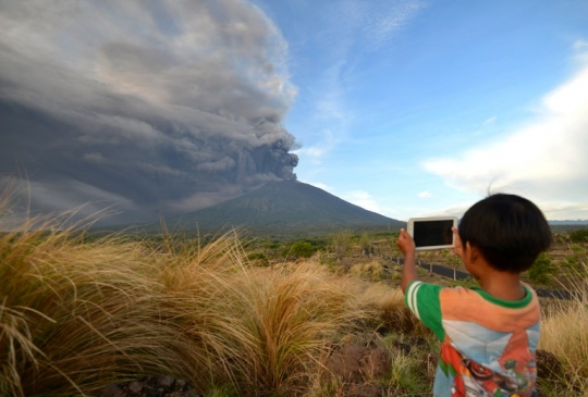 Penampakan Gunung Agung semburkan abu setinggi 1.500 meter