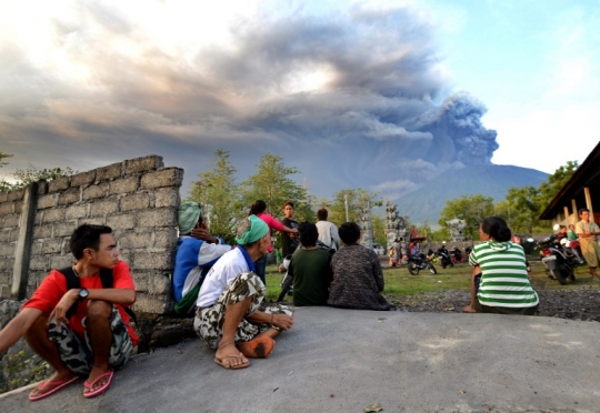 Penampakan Gunung Agung semburkan abu setinggi 1.500 meter