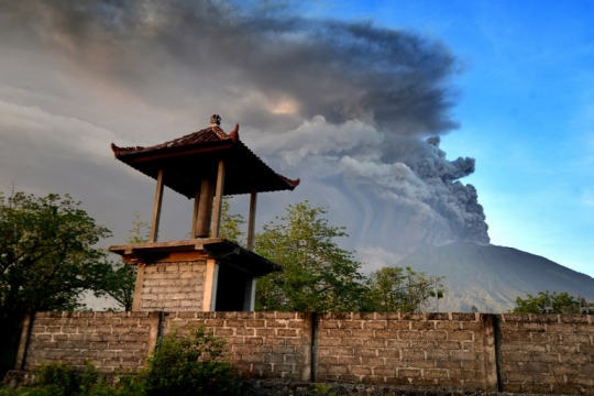 Penampakan Gunung Agung semburkan abu setinggi 1.500 meter