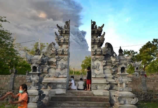 Penampakan Gunung Agung semburkan abu setinggi 1.500 meter