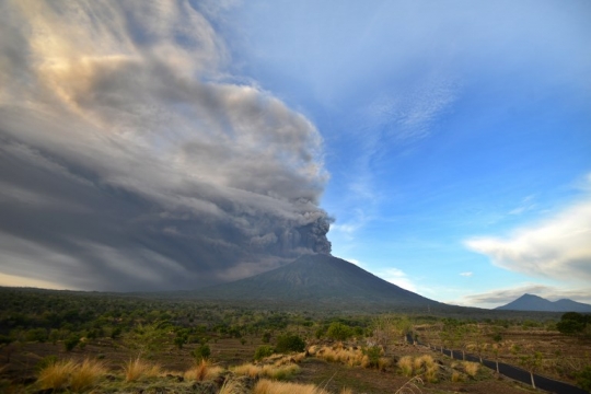 Penampakan Gunung Agung semburkan abu setinggi 1.500 meter