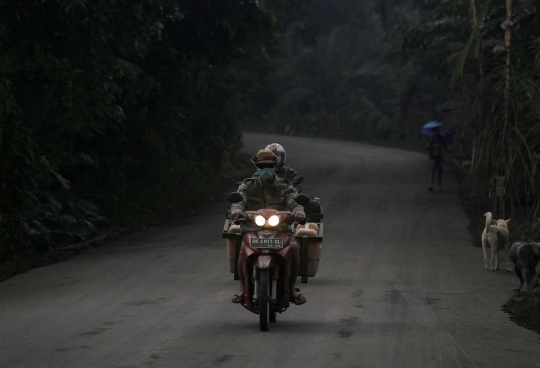 Hujan abu vulkanik guyur sejumlah desa di kaki Gunung Agung