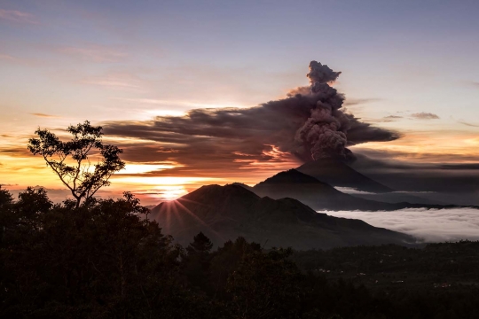 Hujan abu vulkanik guyur sejumlah desa di kaki Gunung Agung