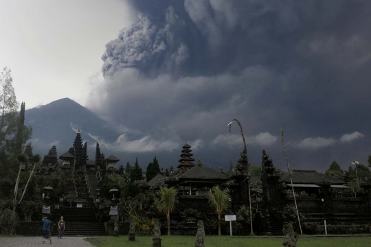 Hujan abu vulkanik guyur sejumlah desa di kaki Gunung Agung