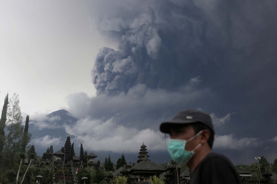 Hujan abu vulkanik guyur sejumlah desa di kaki Gunung Agung