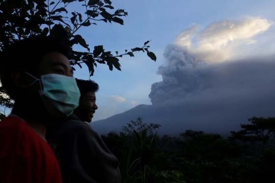 Hujan abu vulkanik guyur sejumlah desa di kaki Gunung Agung