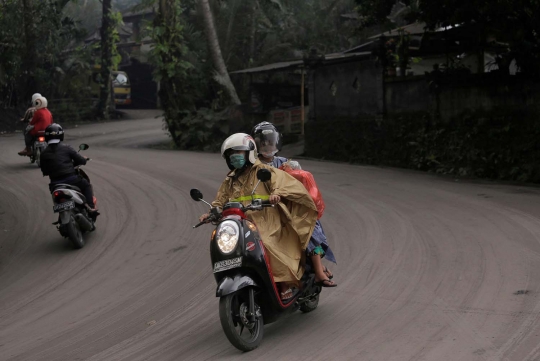 Hujan abu vulkanik guyur sejumlah desa di kaki Gunung Agung