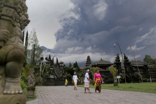 Hujan abu vulkanik guyur sejumlah desa di kaki Gunung Agung