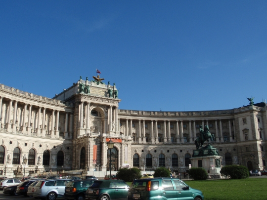 Berlapis emas, perpustakaan nasional Austria jadi yang terindah di dunia