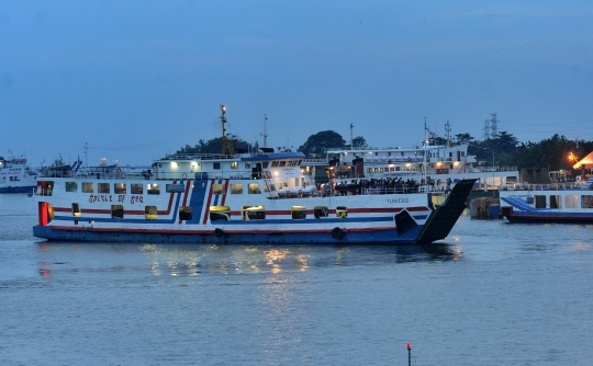 Bandara Ngurah Rai ditutup, kapal tambahan di Gilimanuk disiapkan