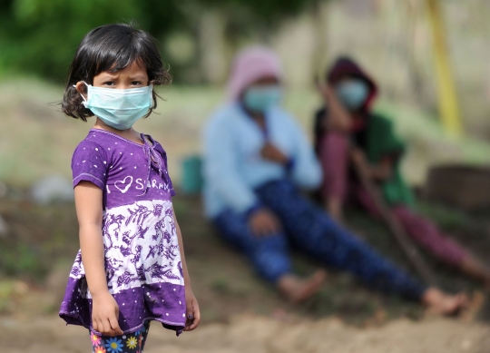 Aktivitas warga di tengah erupsi Gunung Agung