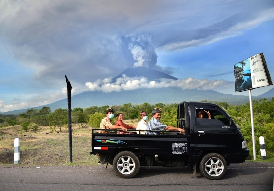 Aktivitas warga di tengah erupsi Gunung Agung