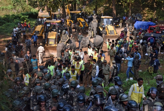 Begini cara polisi India gusur bangunan dengan bantuan gajah