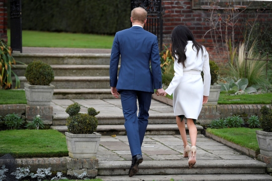 Wajah bahagia Pangeran Harry dan Meghan Markle saat umumkan pertunangan