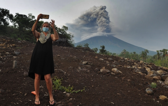 Turis Australia yang tertahan di Bali asyik selfie di tengah erupsi Gunung Agung