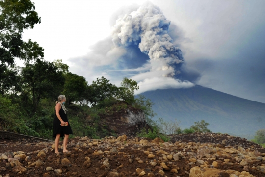 Turis Australia yang tertahan di Bali asyik selfie di tengah erupsi Gunung Agung