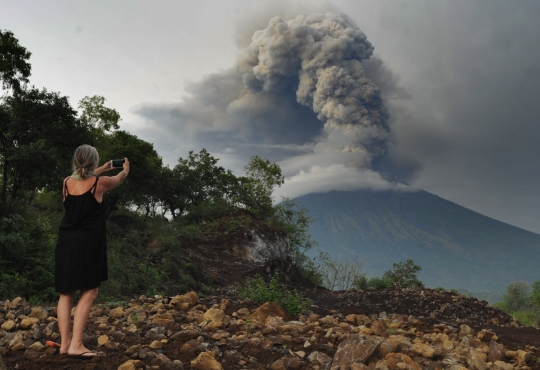 Turis Australia yang tertahan di Bali asyik selfie di tengah erupsi Gunung Agung