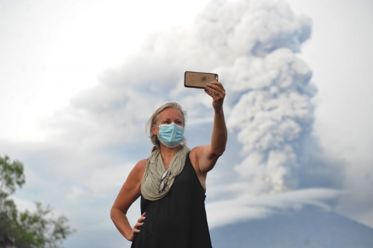 Turis Australia yang tertahan di Bali asyik selfie di tengah erupsi Gunung Agung