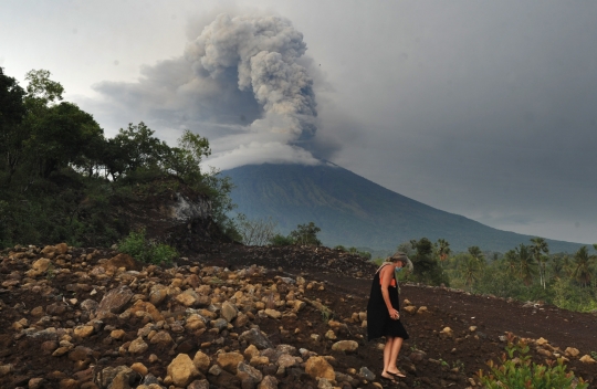 Turis Australia yang tertahan di Bali asyik selfie di tengah erupsi Gunung Agung