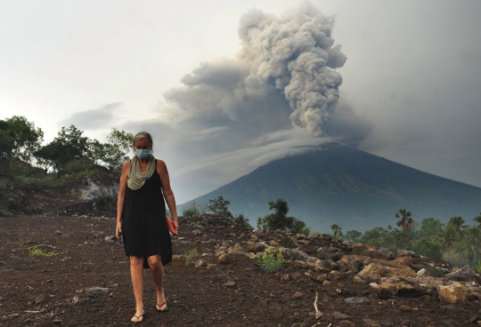 Turis Australia yang tertahan di Bali asyik selfie di tengah erupsi Gunung Agung