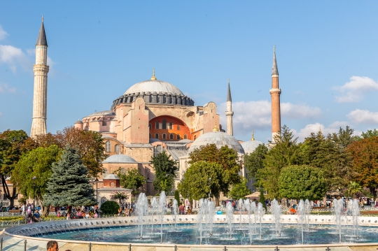 Karya seni peninggalan Islam dan Kristen di interior Hagia Sophia