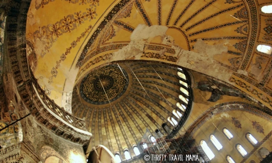 Karya seni peninggalan Islam dan Kristen di interior Hagia Sophia