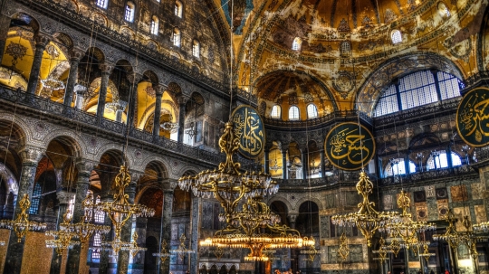 Karya seni peninggalan Islam dan Kristen di interior Hagia Sophia