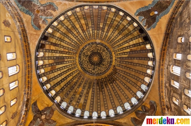 Foto : Karya seni peninggalan Islam dan Kristen di 