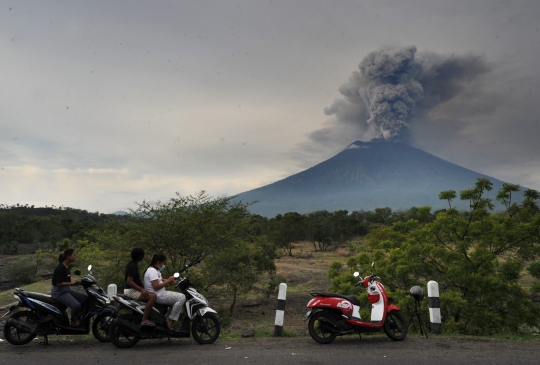 Muntahan abu vulkanik Gunung Agung jadi tontonan heboh warga Bali