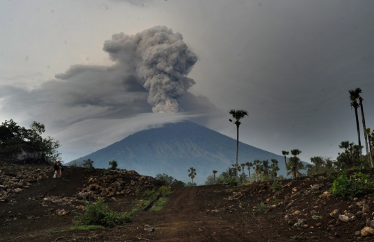 Muntahan abu vulkanik Gunung Agung jadi tontonan heboh warga Bali