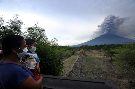 Muntahan abu vulkanik Gunung Agung jadi tontonan heboh warga Bali